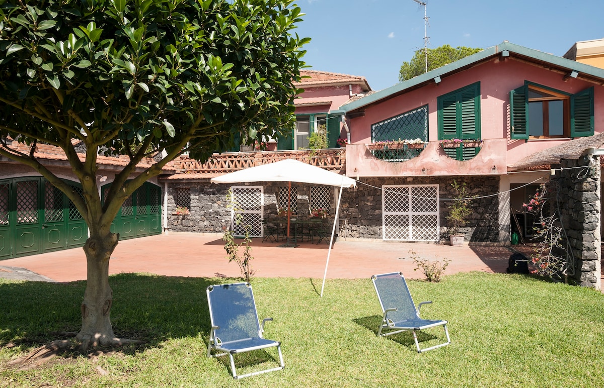 Suite 4 pax with garden 2 km from the sea. Parking
