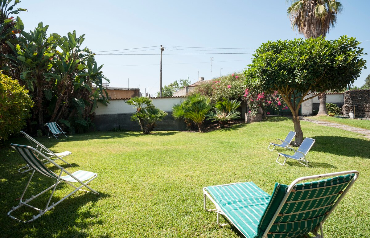 Suite 4 pax with garden 2 km from the sea. Parking