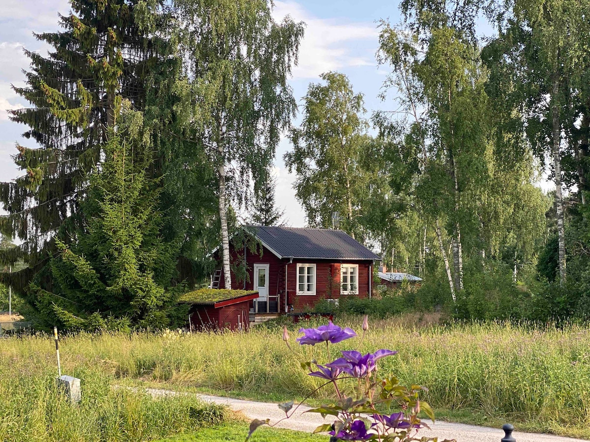 Mysig stuga med nära till natur och vatten