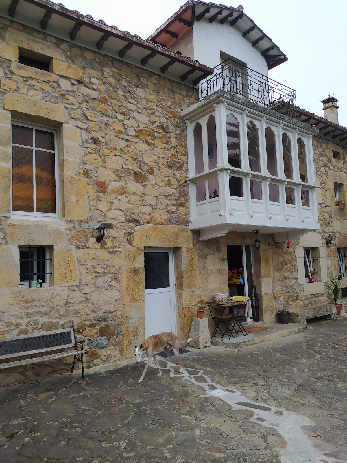位于Toranzo山谷山间住宅中的漂亮双人房。