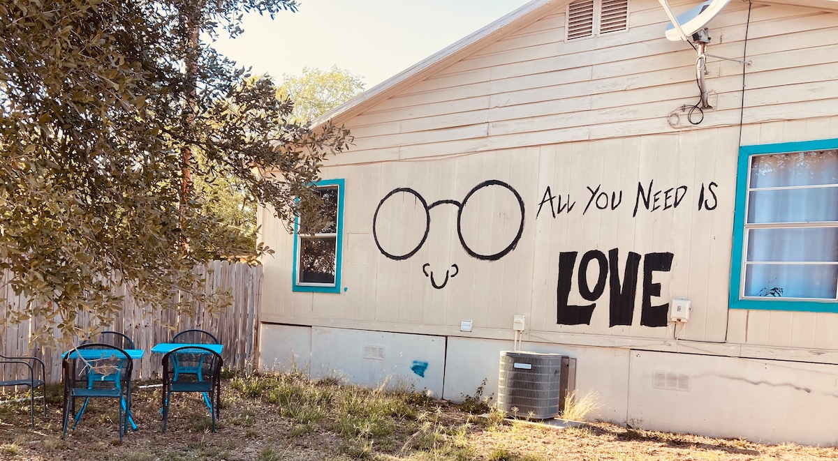 Cozy Hippie Haus next to iconic BBQ restaurant