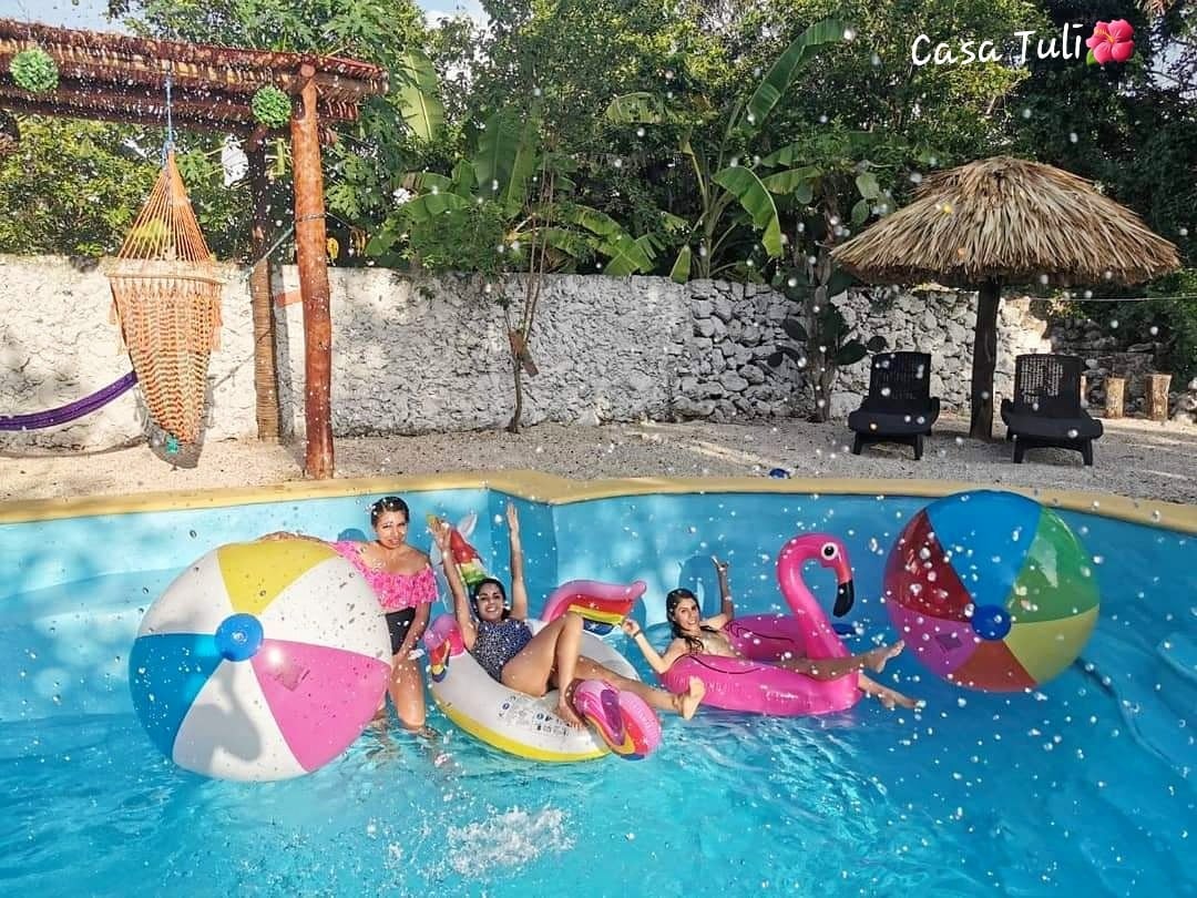 Casa Tuli设有游泳池、美丽的花园和自行车。