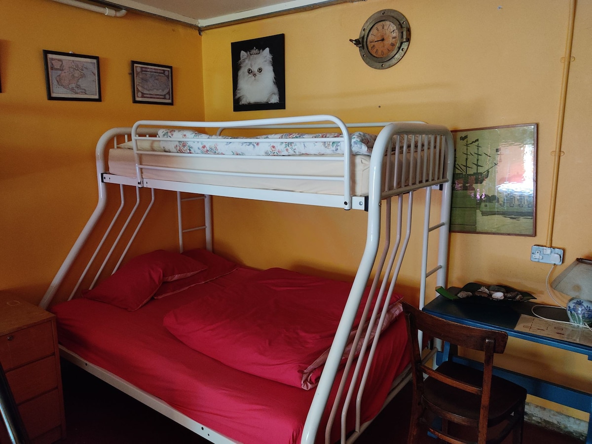 "Caribbean" room for 9 at Connemara National Park