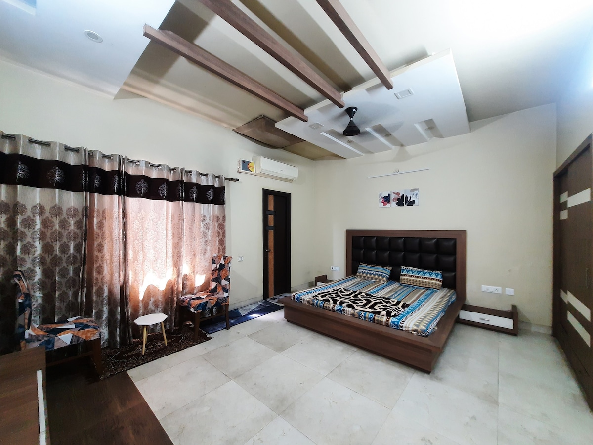 core2crust-3BHK Entire Floor (Mall Road)