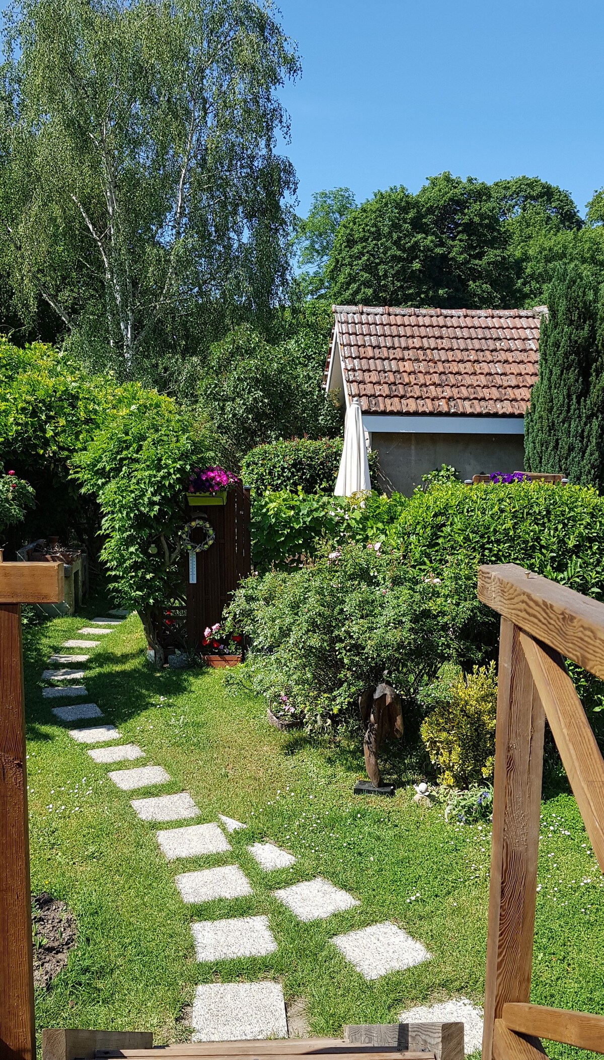 自给自足的小花园房屋