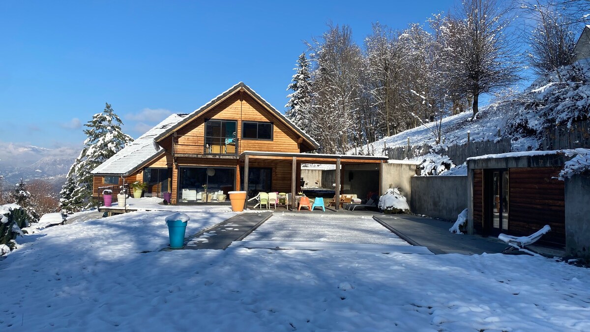 Grande maison bois en lisière de forêt