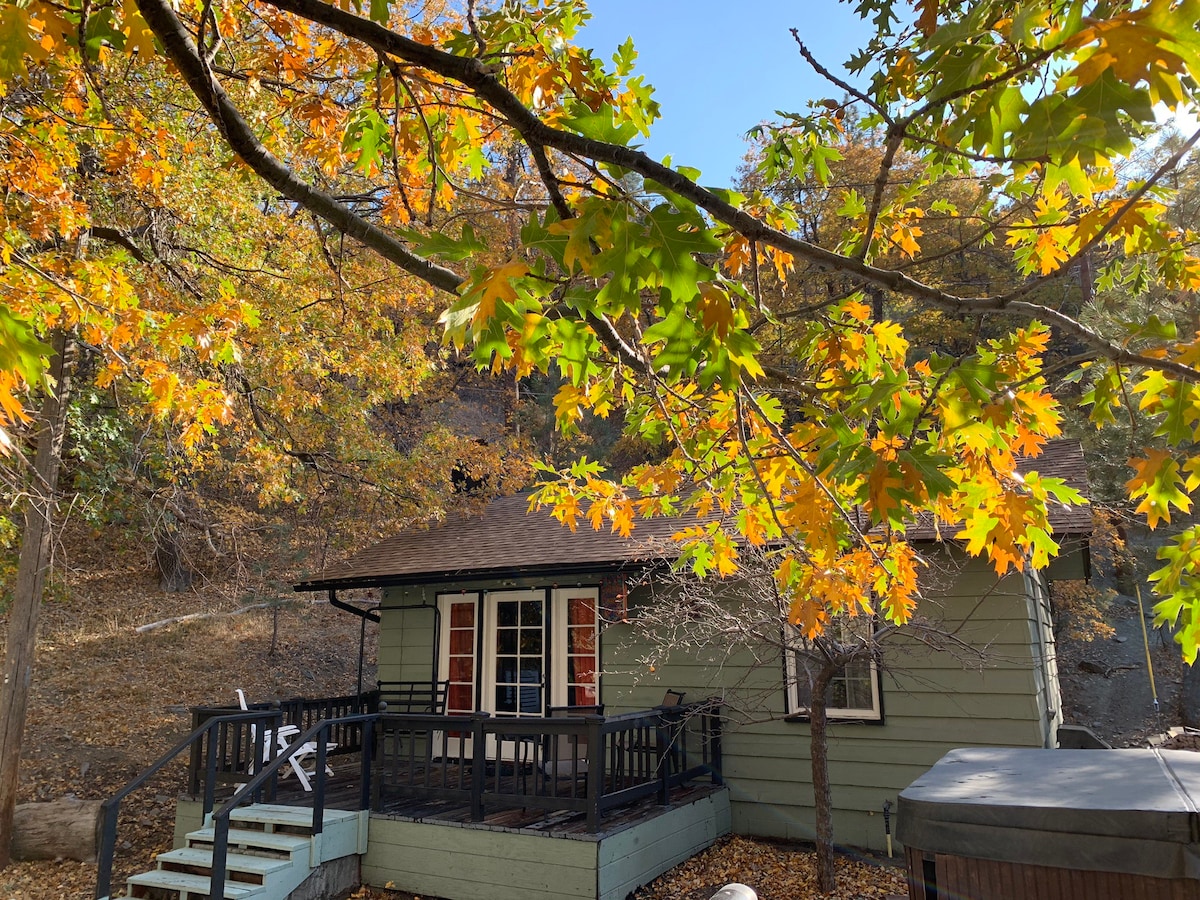 The Oak Leaf Cabin Hideaway。