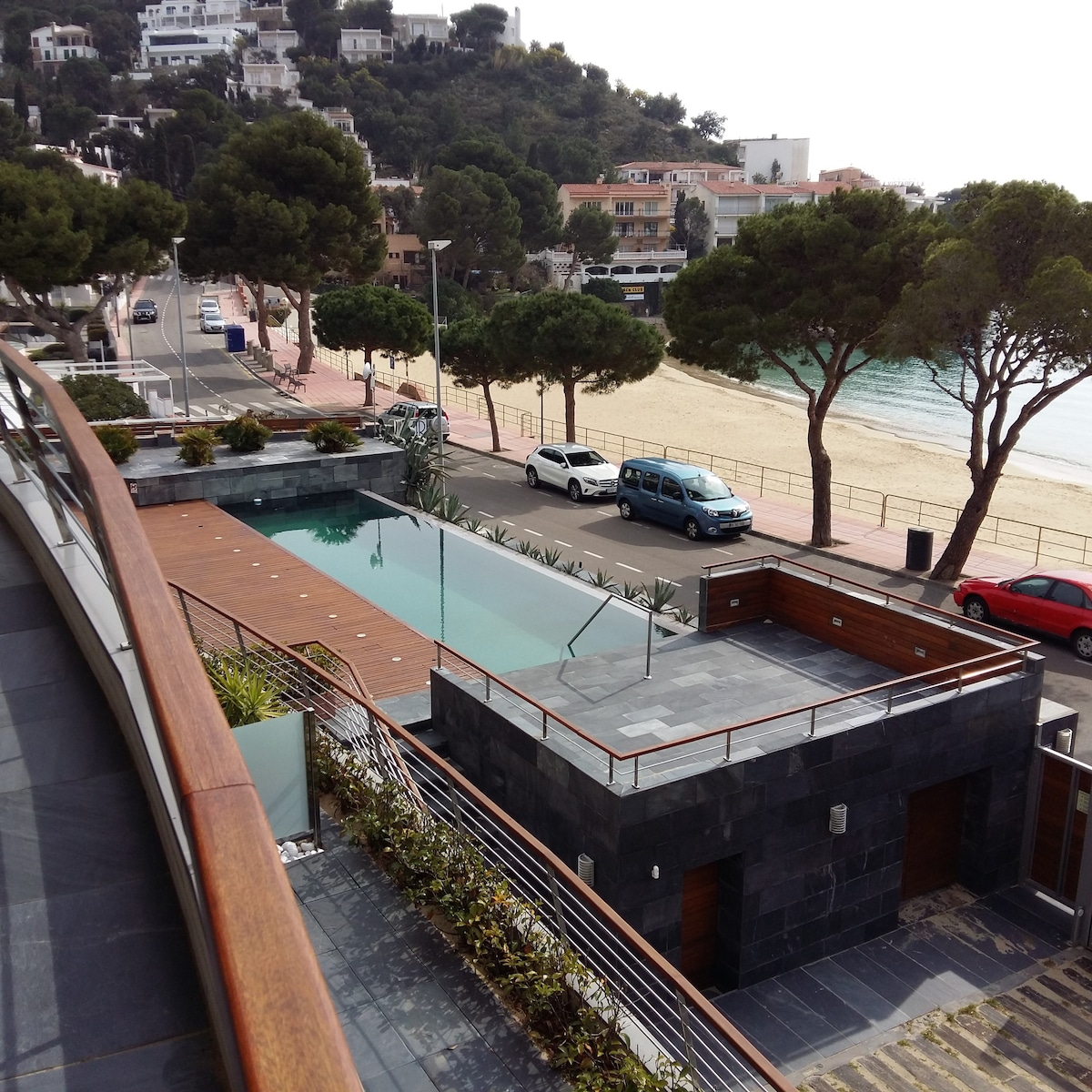 Luxury apartm. on the beach +pool+garage