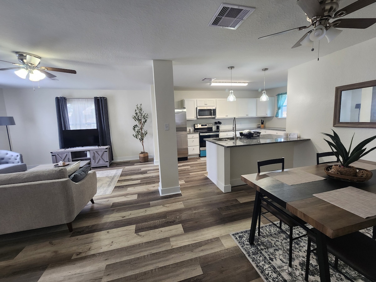 Urban Oasis: Your stylish retreat in Bay City