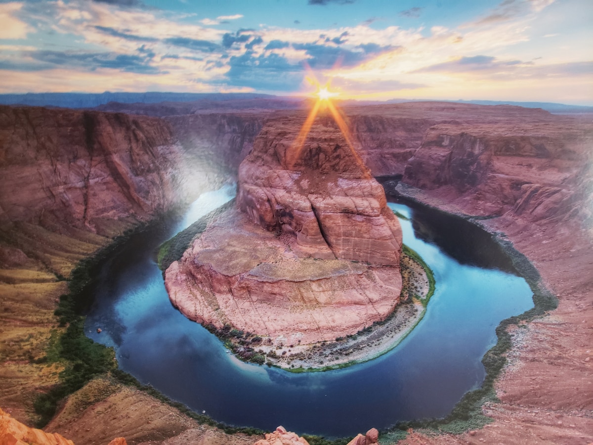 靠近马蹄湾（ Horseshoe Bend ） ，羚羊峡谷（ Antelope ） ，鲍威尔湖（ Lake Powell ） ！