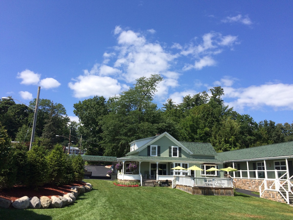 迷人的乔治湖海滩别墅（ Lake George Beach House ）/步行即可抵达村庄