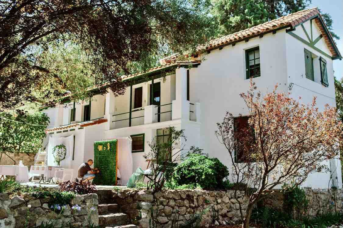 Modern studio at the foot of the sierras