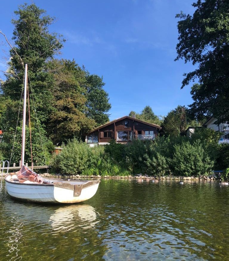 私人湖畔：普勒纳湖（ Lake Plöner ）右侧的度假木屋