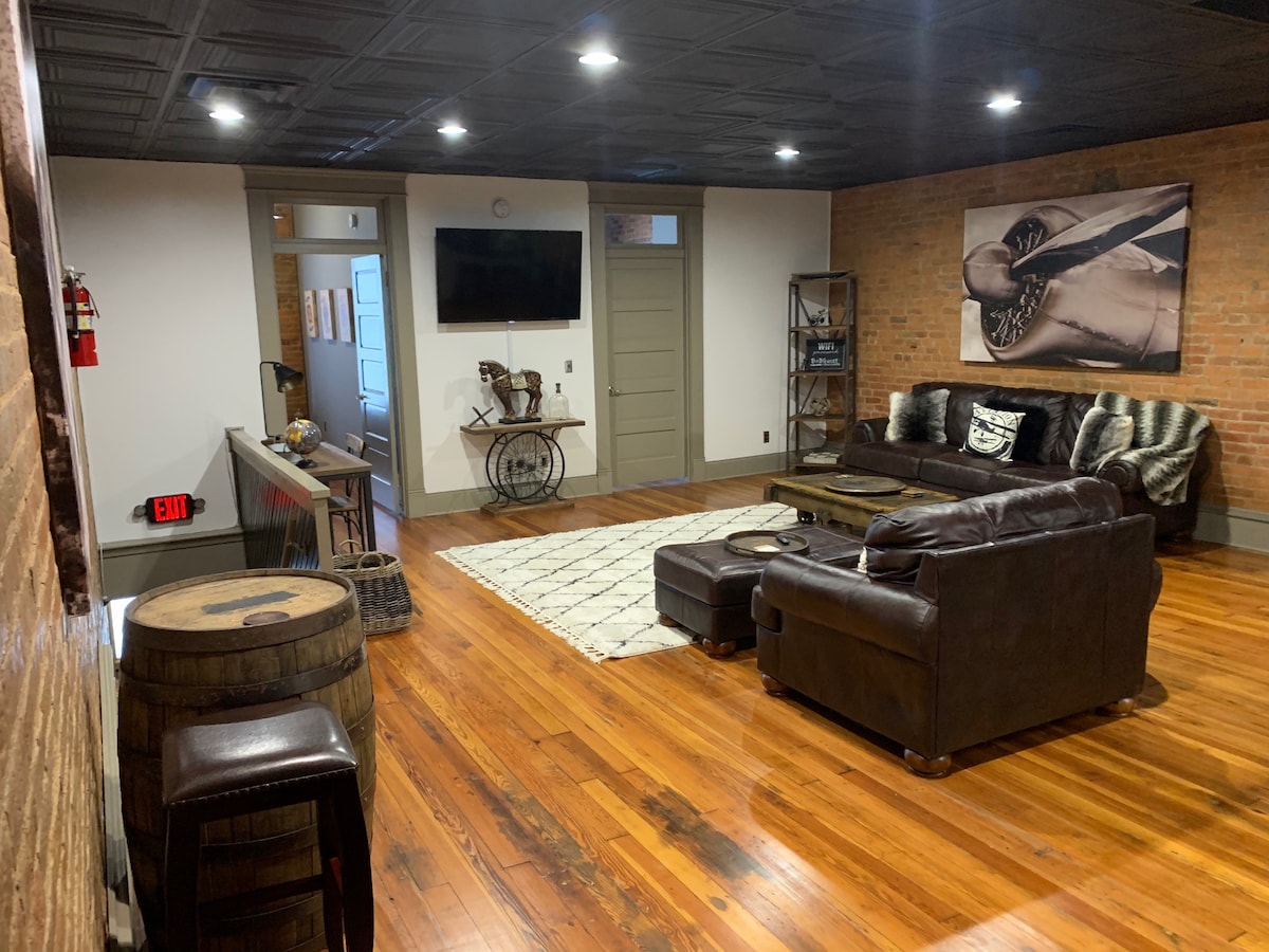 NEW "Bourbon on the Square" Downtown Rustic Loft