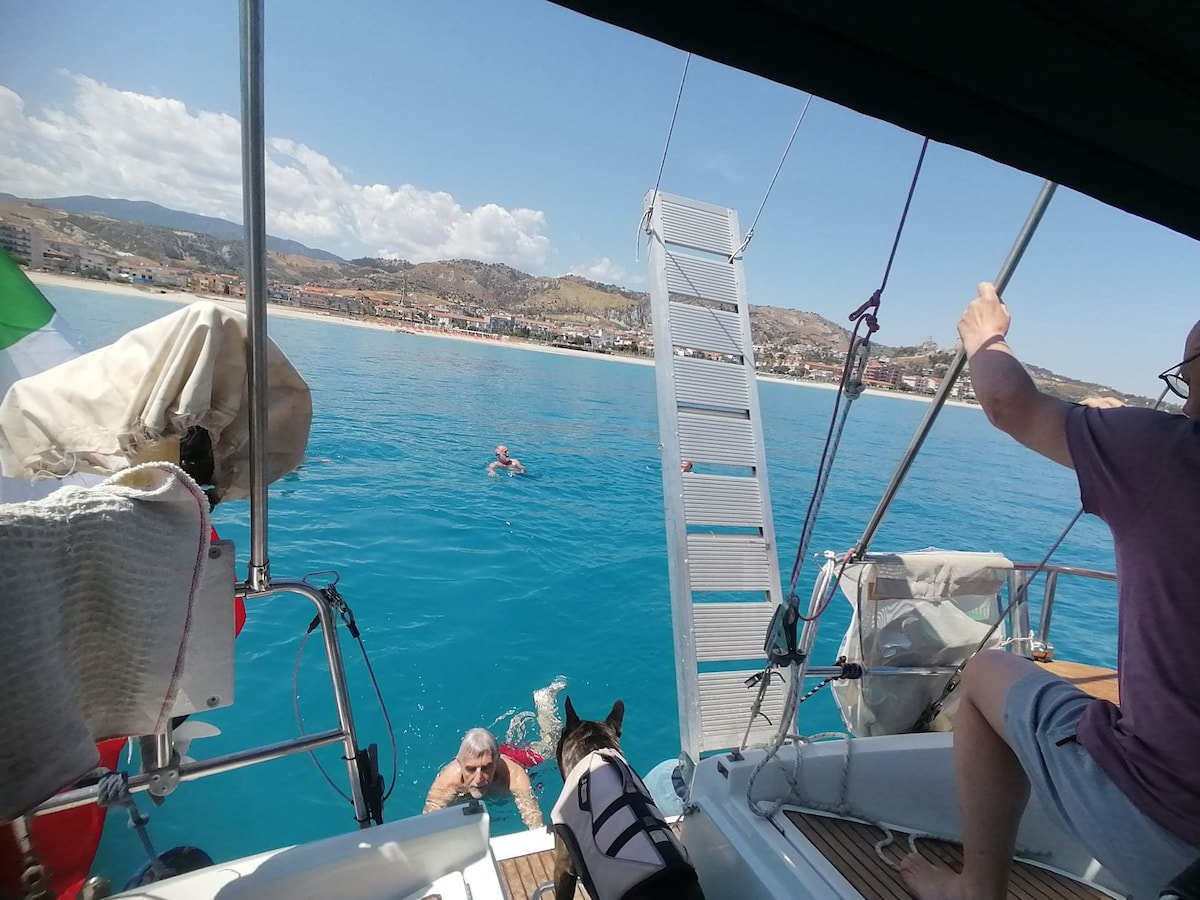 Barca a vela  per crociere lungo la costa Ionica.