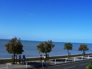 非常明亮的T3 La Rochelle ，很棒的海景