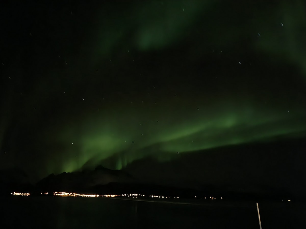 入住Lyngenfjord美丽的北极光，舒适入住