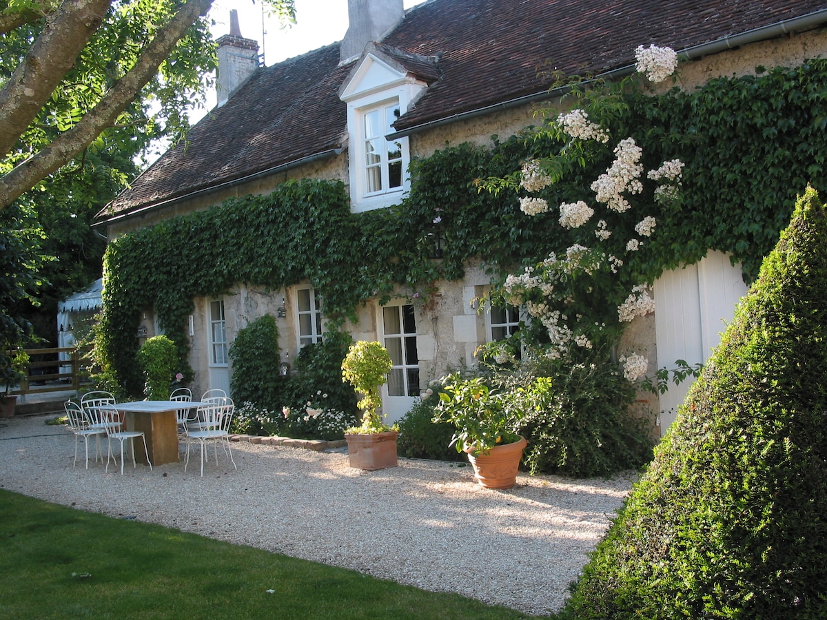 LE POT VERT .lovely cottage with pool .