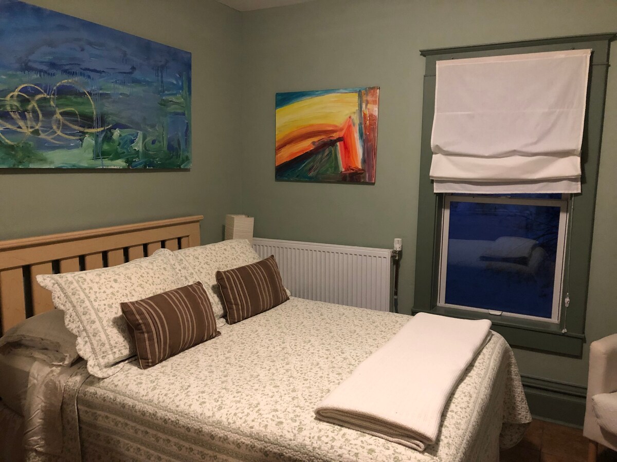 Full main floor rental - Artha Bed and Breakfast