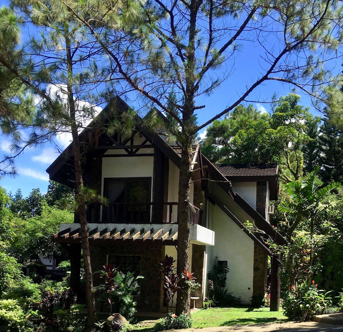 La Famille Guesthouses At Canyon Woods Tagaytay