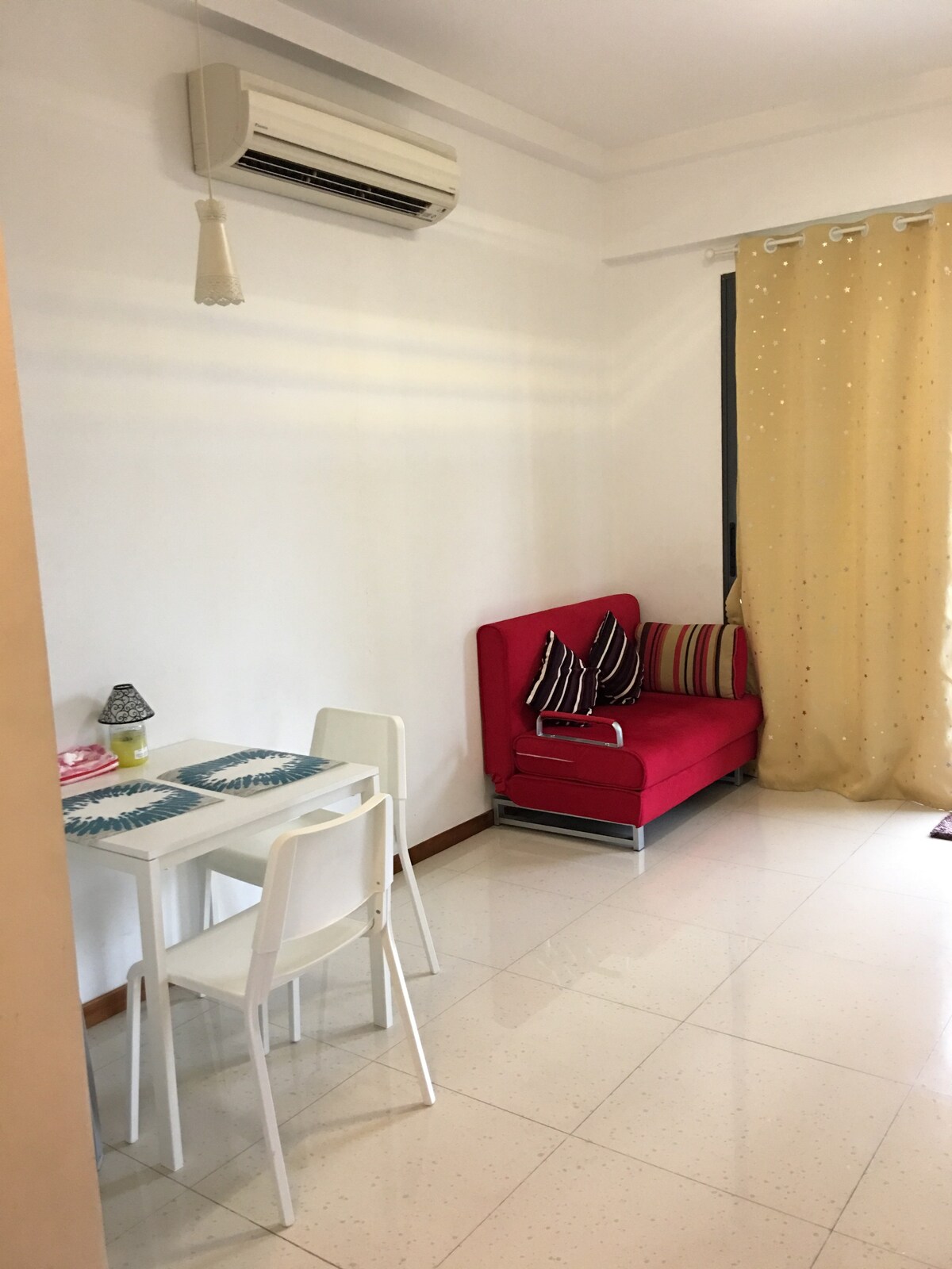 高级公寓。交通四方八达。
Private Apartment in City Heart Land