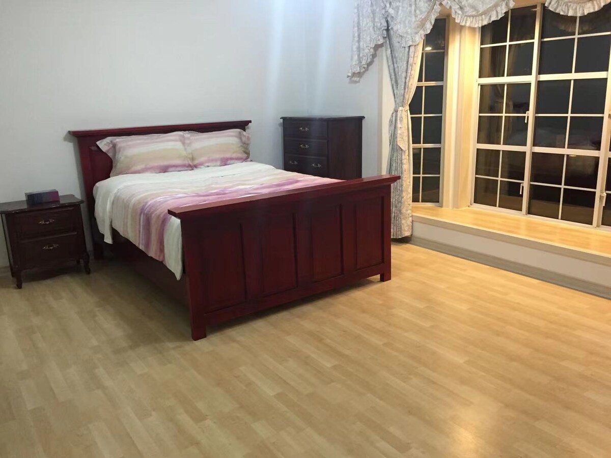 Spacious Room with Bay window for rent