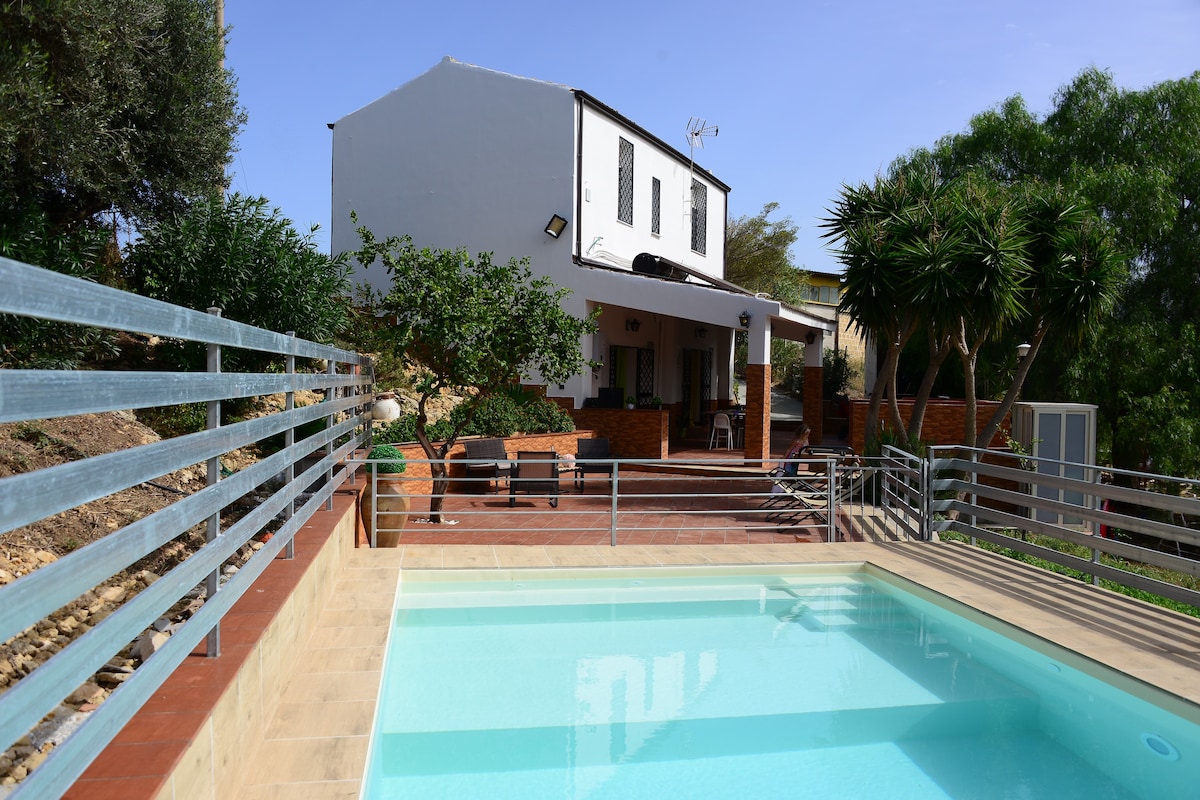 Trappeto别墅设有专用游泳池。