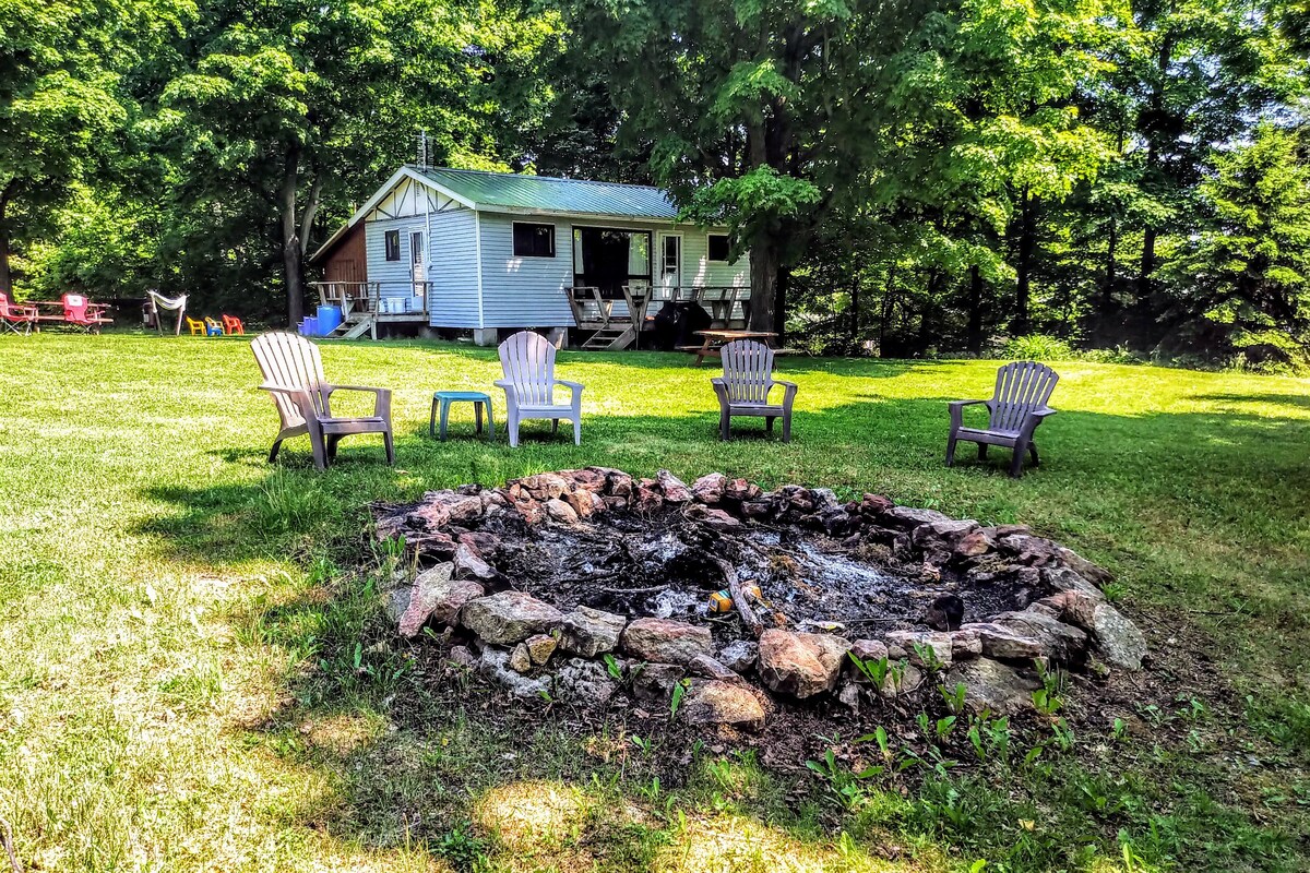 Blue Curtis Cottage, Lakefront Cottage