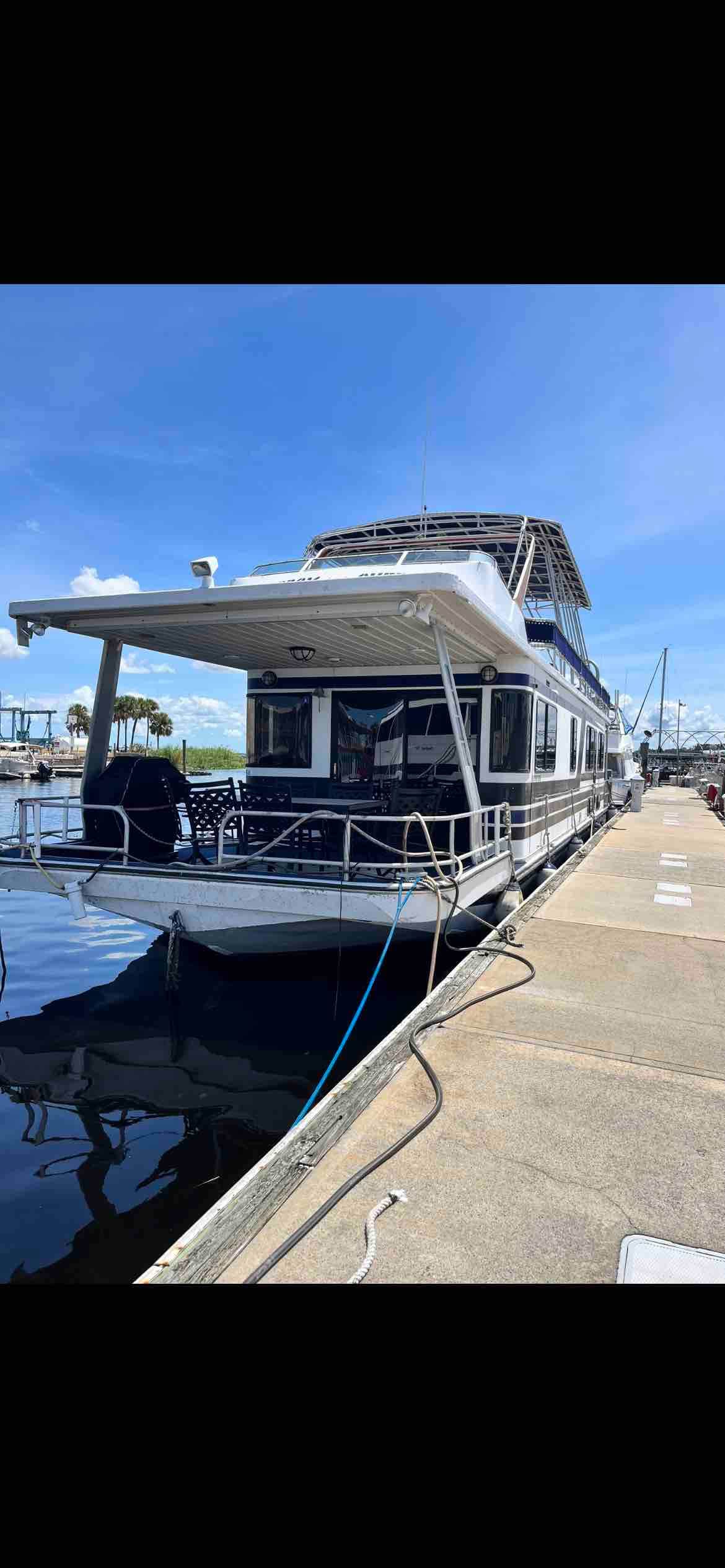 The Prom Queen Houseboat