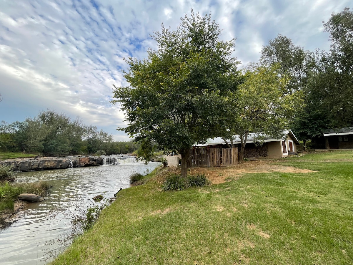 Riverside Cottage Winterton - Scenic Farm Rental