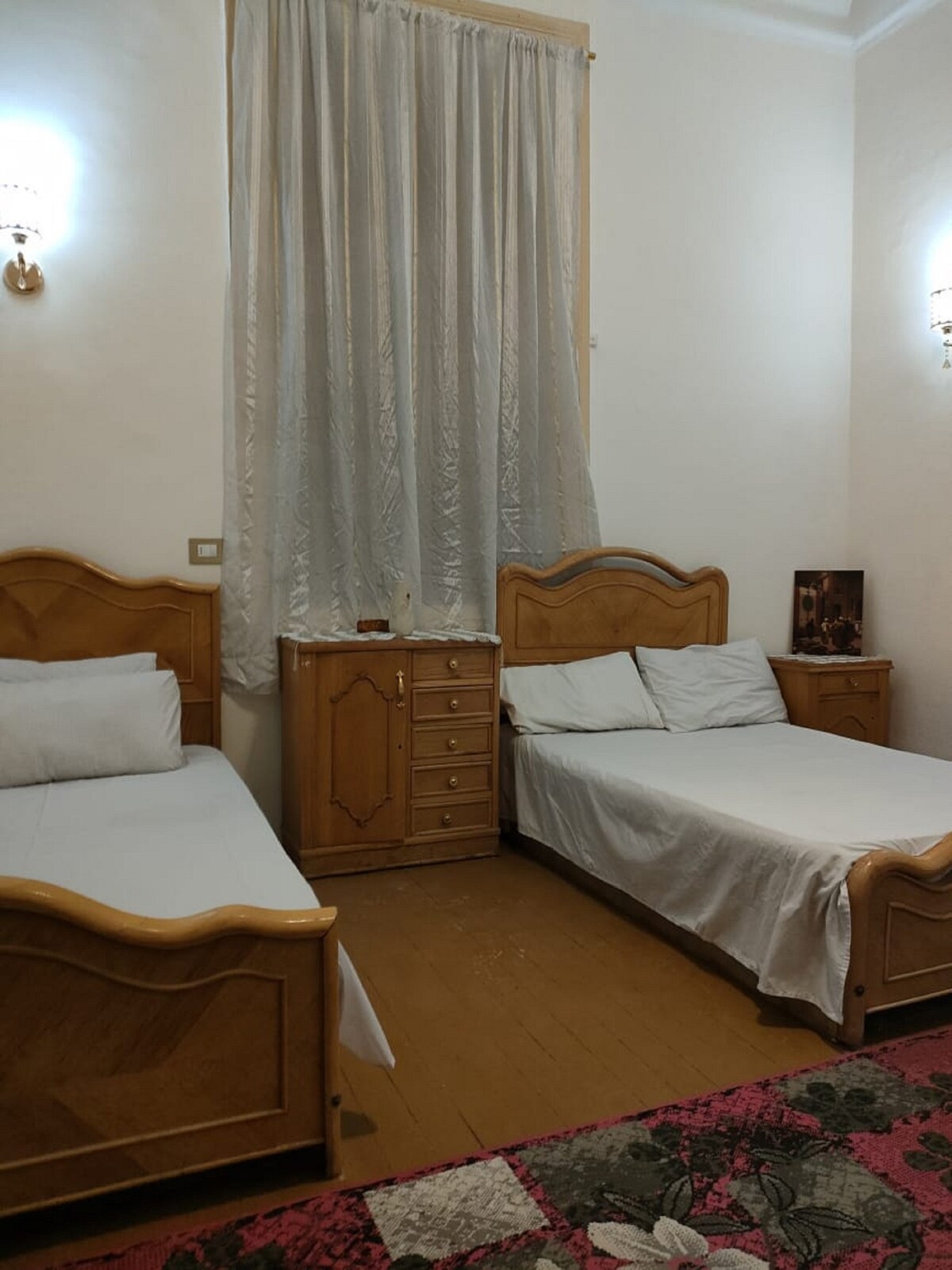 独立双人房共用卫生间2张1米宽单人床。