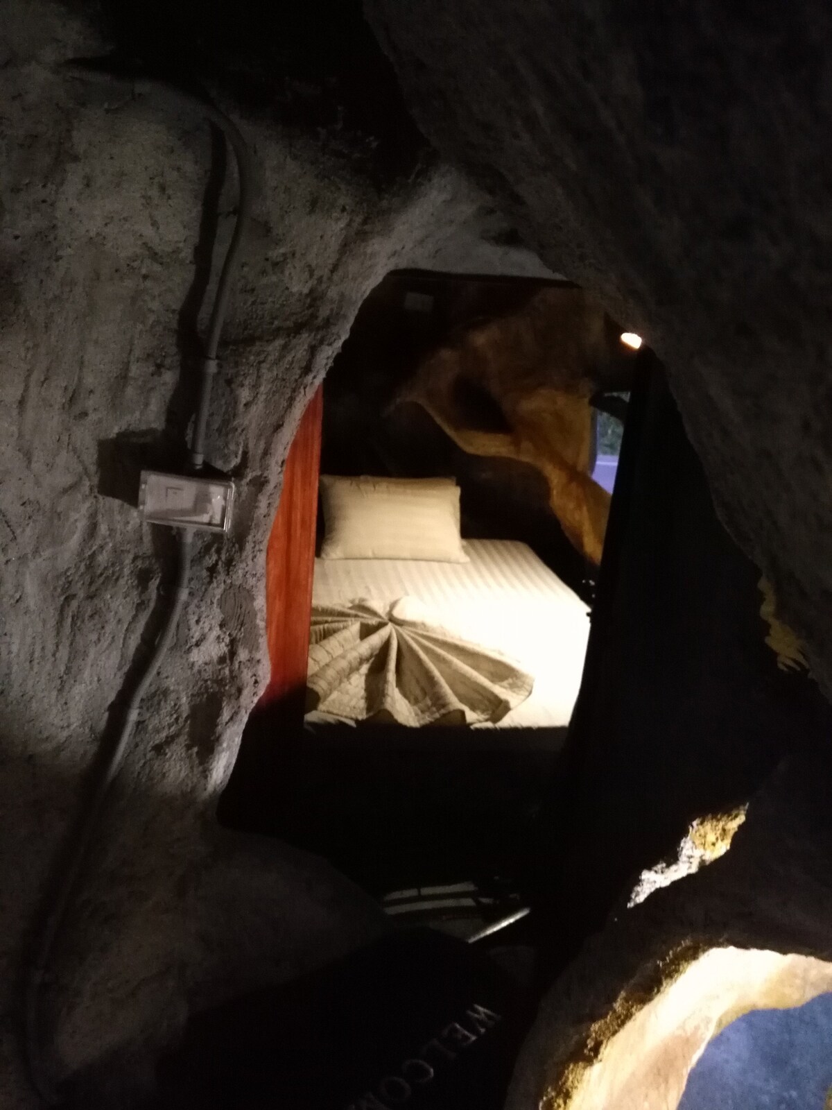 Tara Cave中间客房和露台。