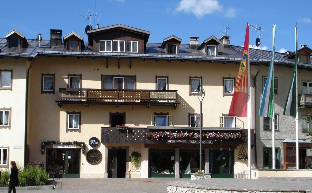 位于科尔蒂纳（ Cortina ）市中心的两层公寓。
