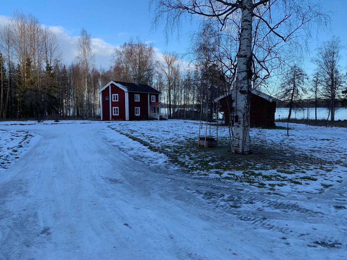 Mysigt hus på landet från 1800 talet.