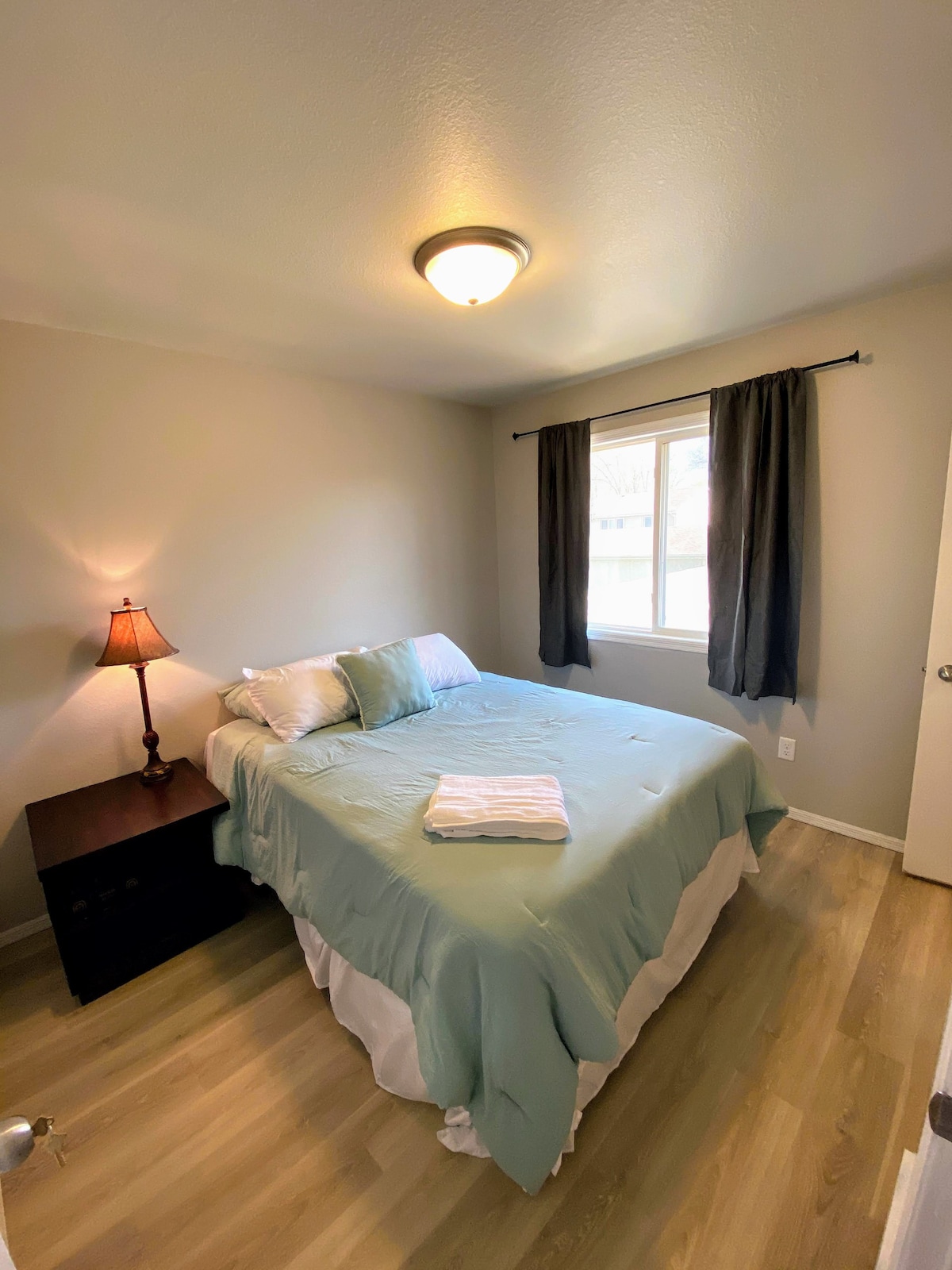 Private Bedroom 2: <7 min from local hospitals