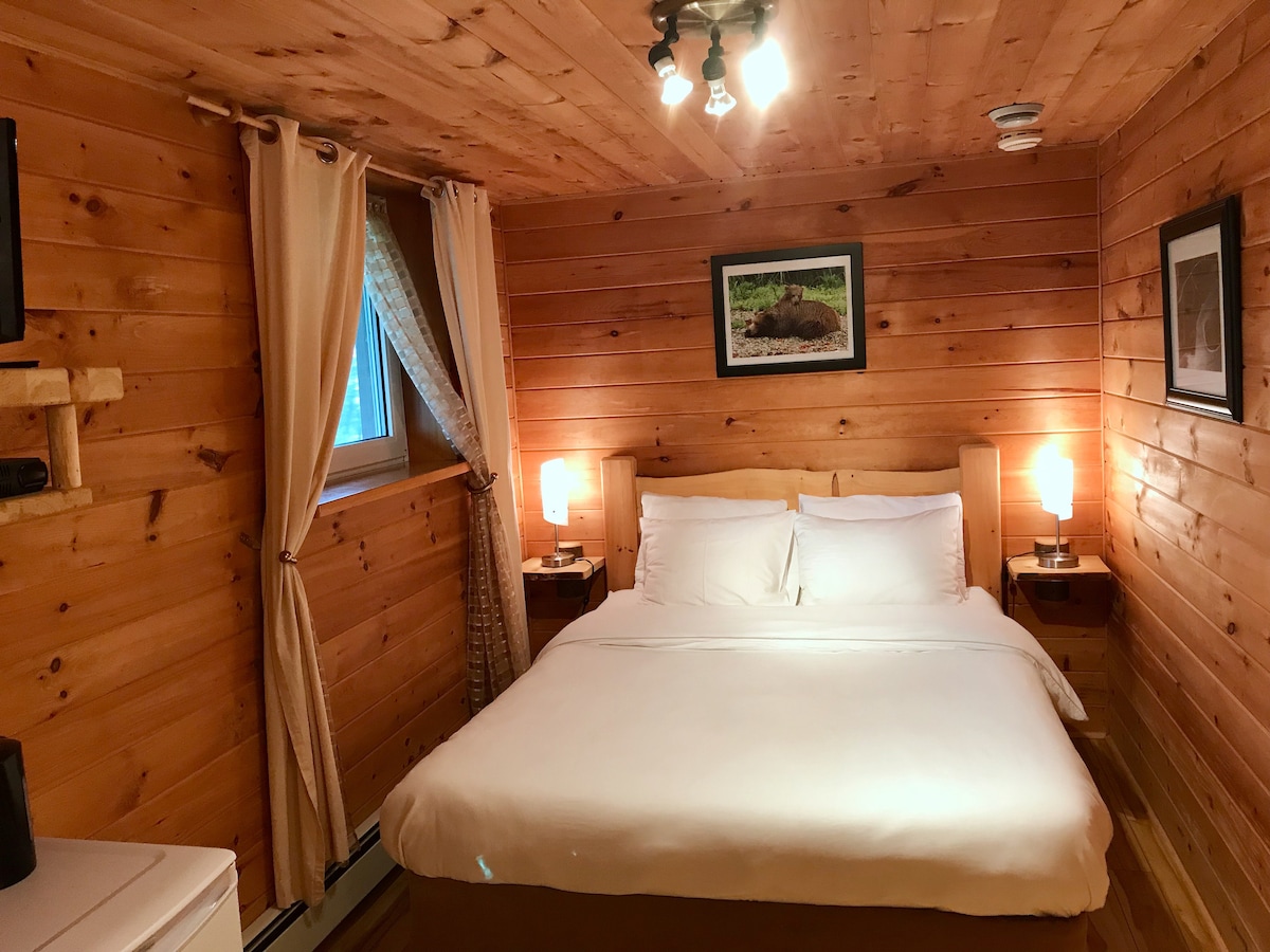 Guest Suite- Priv. Entrance; Outdr. Hot Tub &Sauna