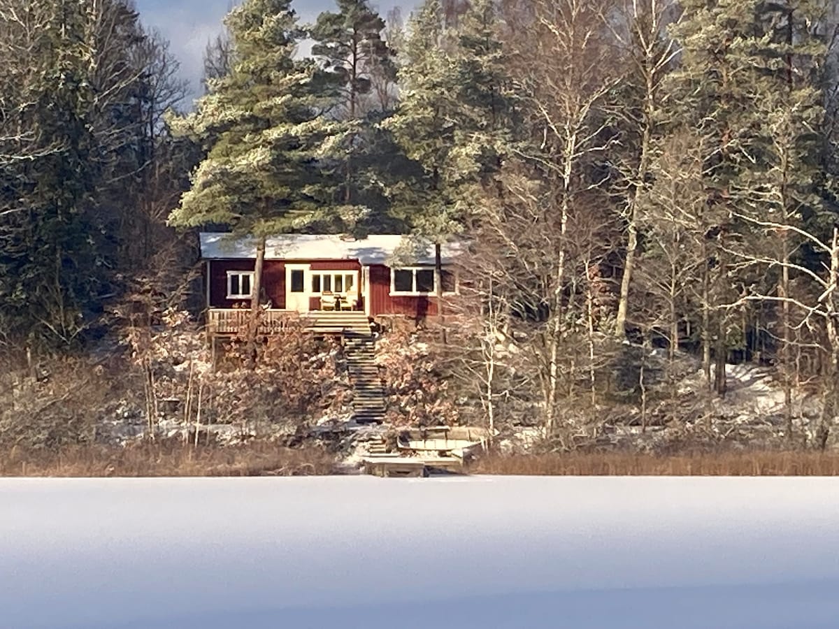 经典瑞典湖畔小木屋