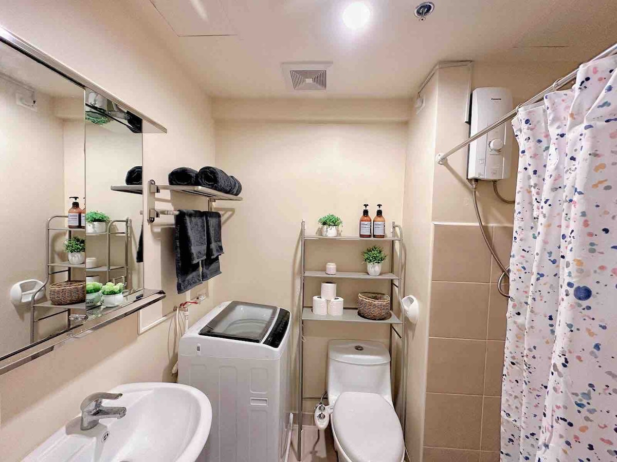 Studio in Cebu City IT Park with Pool-WiFi-Netflix