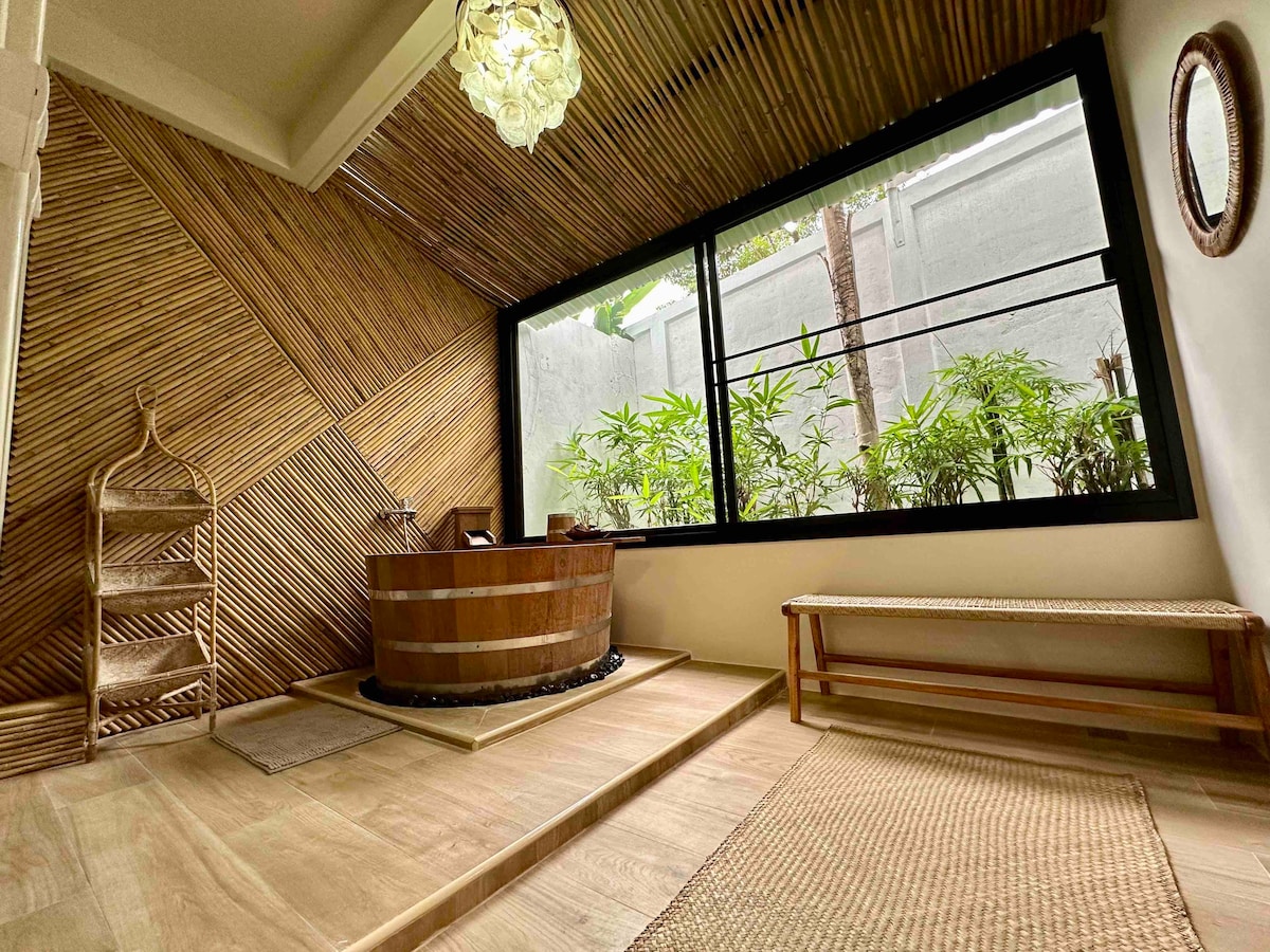 Tranquil Apt w/Outdoor Tub in the heart of Bangkok