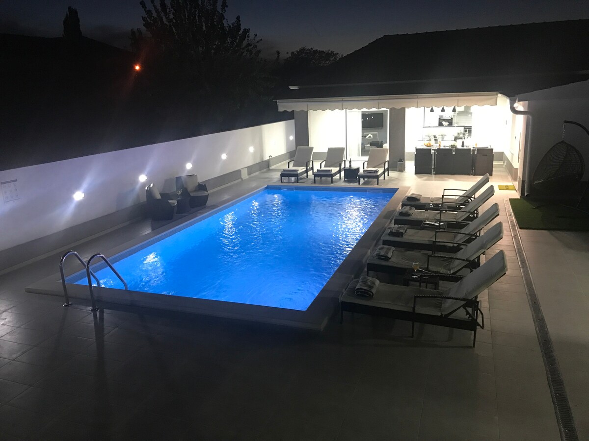 玛丽别墅（ Villa Mare ） -扎达尔（ Zadar ） （ 6 +2 ） ，带温水游泳池