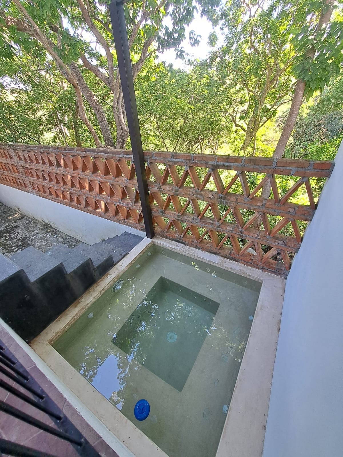 Casa arbolada con piscina, terraza y cochera.