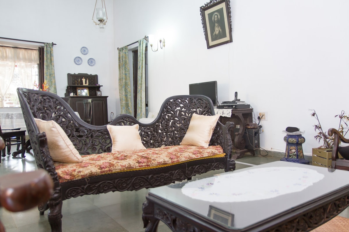 Plush Colonial Home 1km from the Beach with 5★WiFi