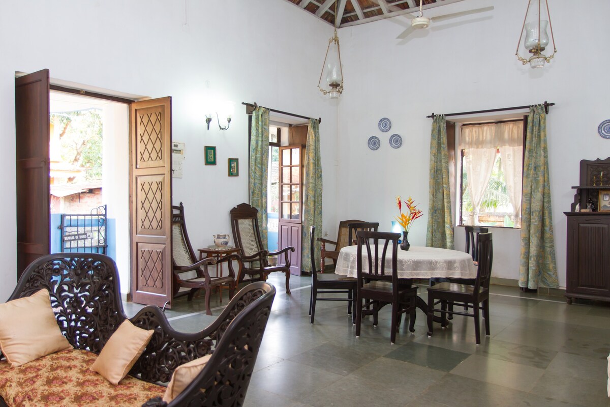 Plush Colonial Home 1km from the Beach with 5★WiFi