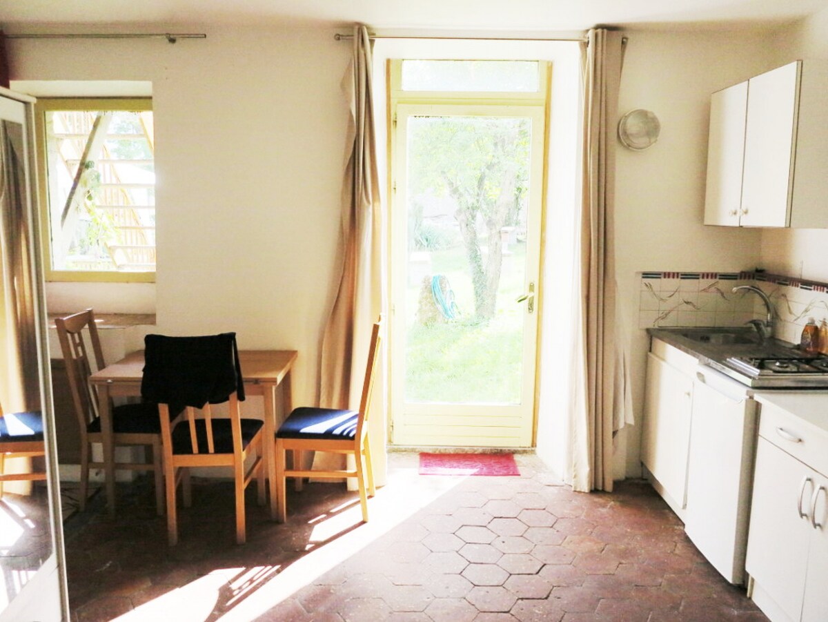 带小厨房的单间公寓私人花园