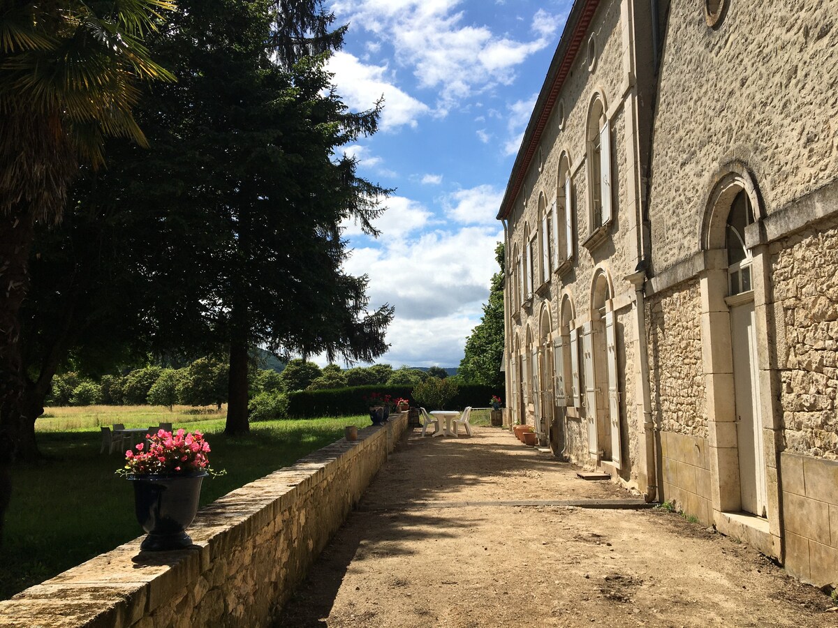 Grande chambre dans maison de campagne