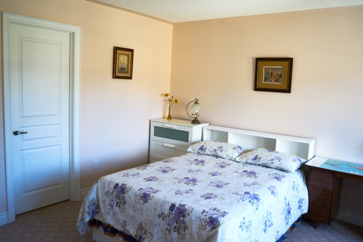 宽敞明亮卧房一间，带内入室洗手间，两间客房共用。