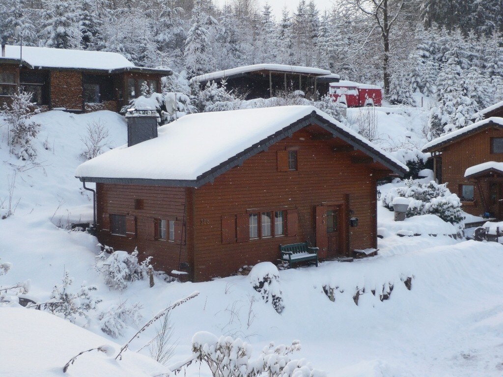 Kleines Gästezimmer in idyllischem Holzblockhaus