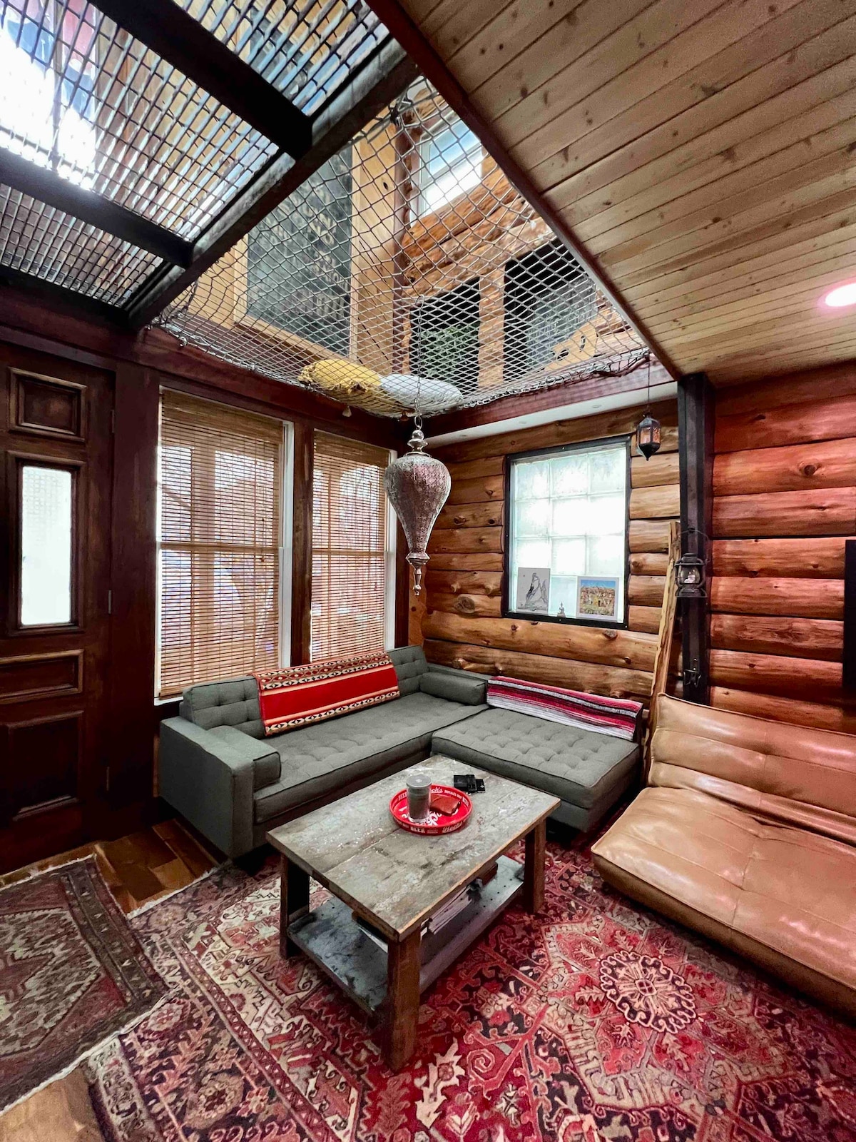 Glamping log cabin in the heart of the city