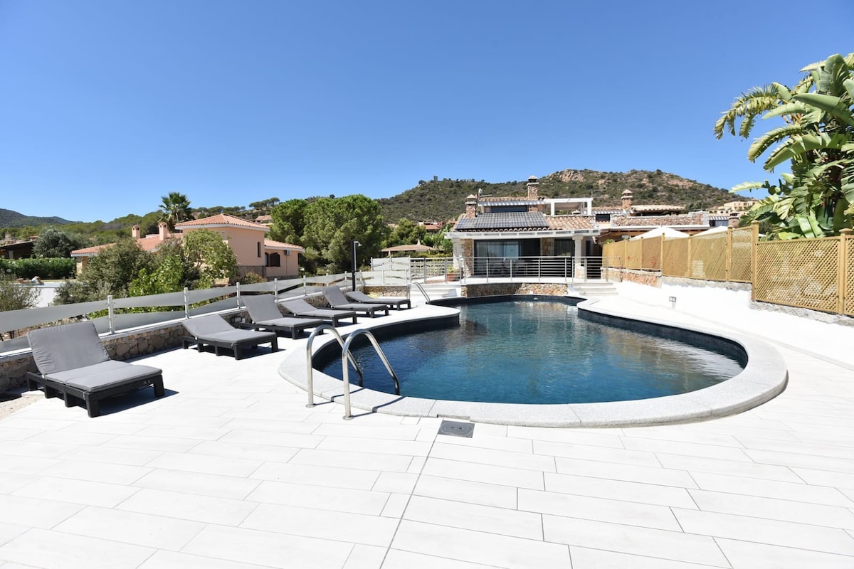 Beautiful villa with private pool, view and garden