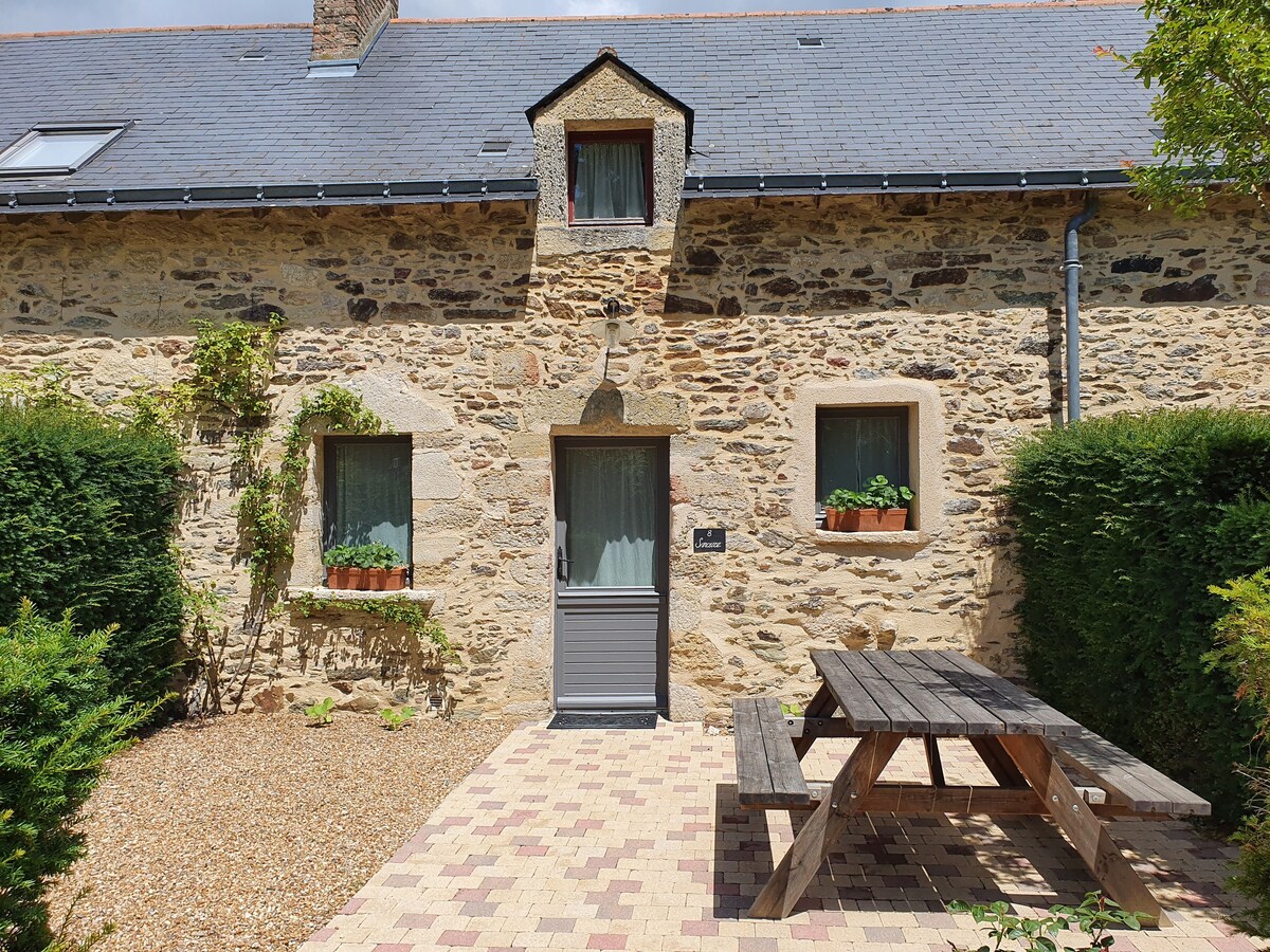 Cottage and pool on the Anjou wine route